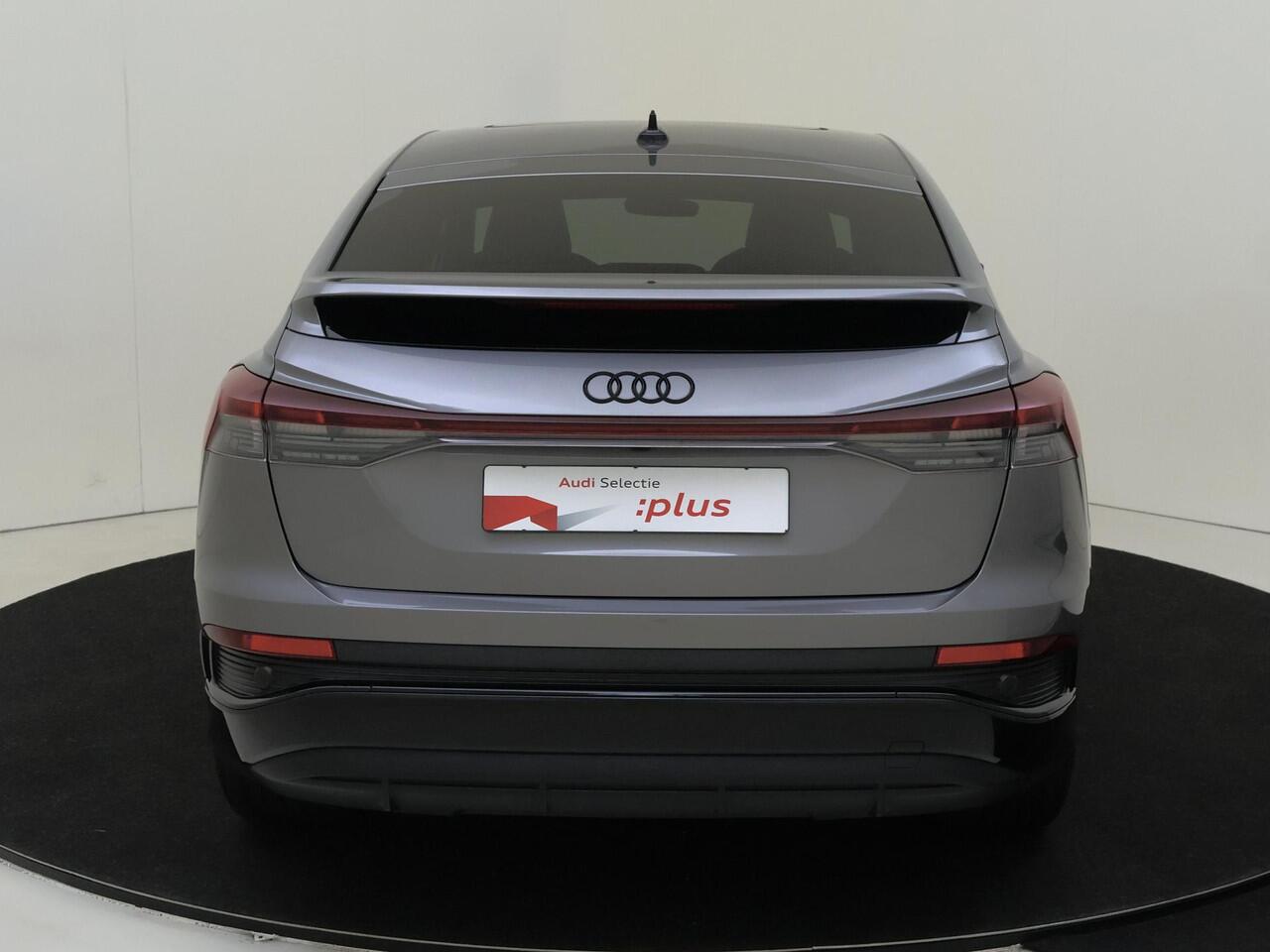 Audi Q4 Sportback e-tron 40 S edition 77 kWh | Panoramadak | Head-up display | SONOS audio | Keyless | Stoelverwarming | Lederen bekleding | Dodehoek detectie | Achteruitrijcamera | Adaptieve cruise control |