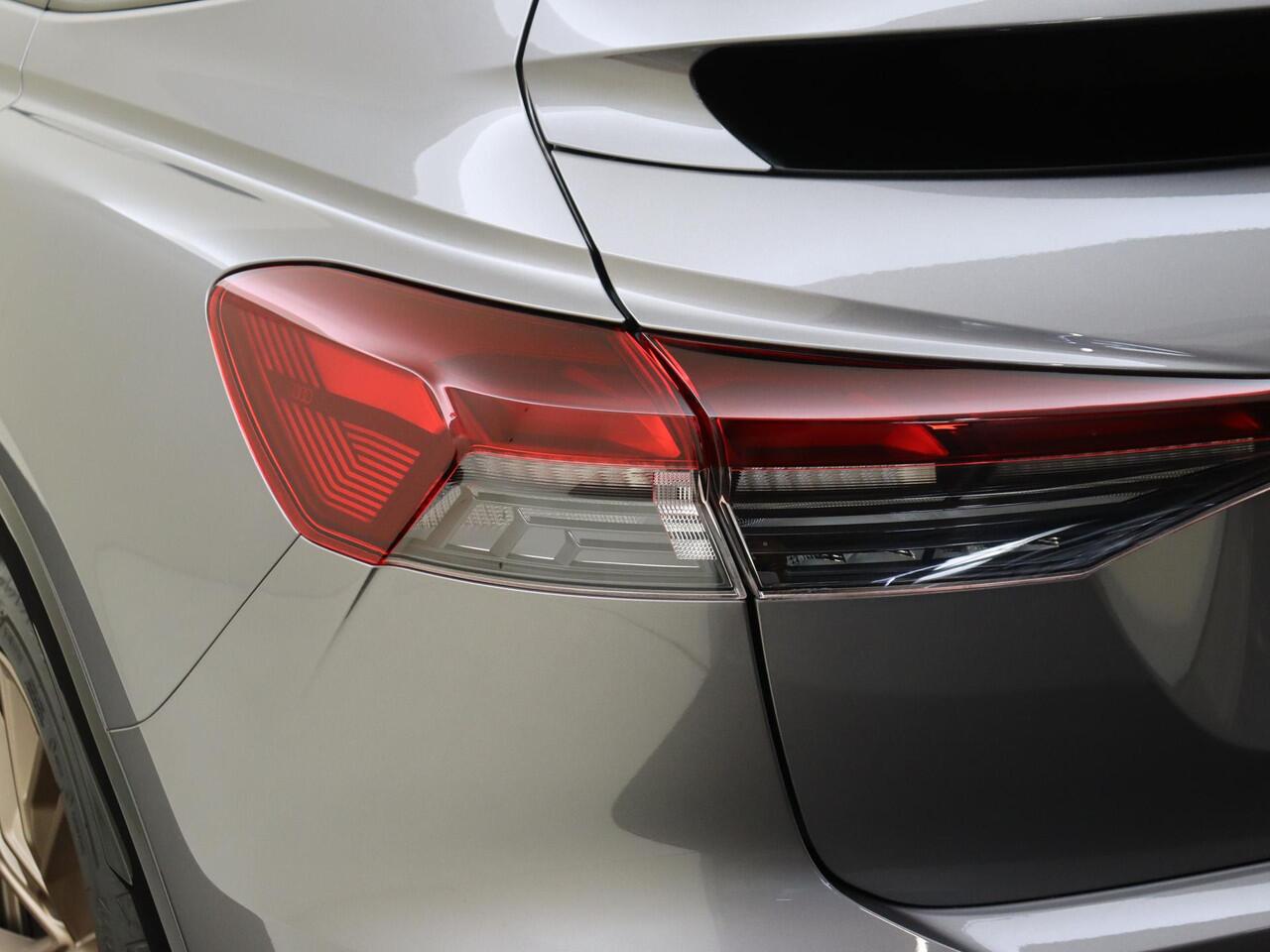 Audi Q4 Sportback e-tron 40 S edition 77 kWh | Panoramadak | Head-up display | SONOS audio | Keyless | Stoelverwarming | Lederen bekleding | Dodehoek detectie | Achteruitrijcamera | Adaptieve cruise control |