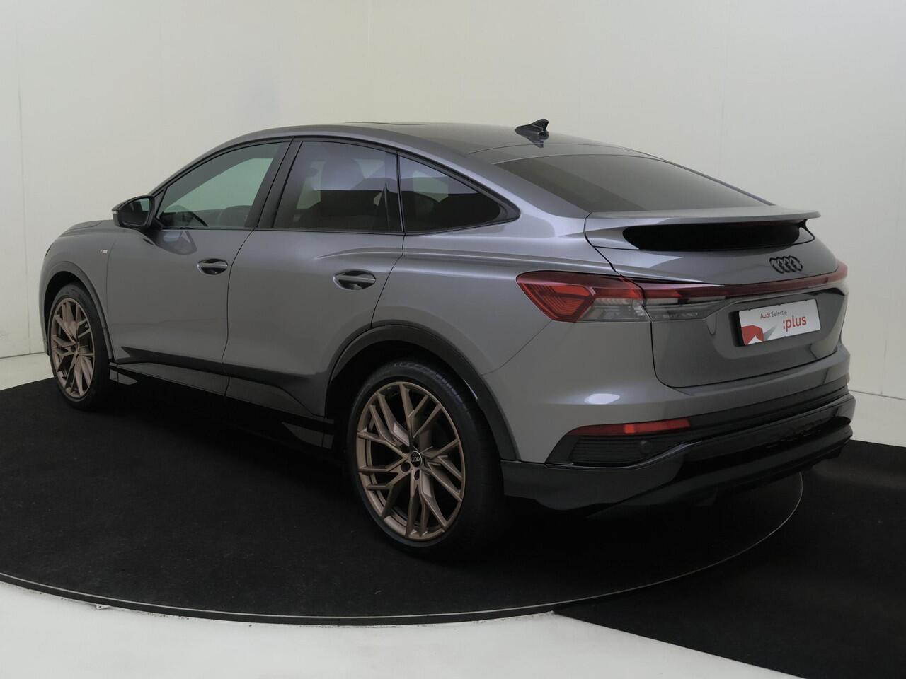 Audi Q4 Sportback e-tron 40 S edition 77 kWh | Panoramadak | Head-up display | SONOS audio | Keyless | Stoelverwarming | Lederen bekleding | Dodehoek detectie | Achteruitrijcamera | Adaptieve cruise control |