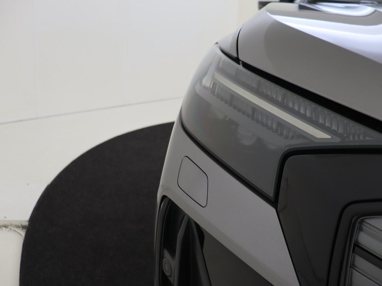 Audi Q4 Sportback e-tron 40 S edition 77 kWh | Panoramadak | Head-up display | SONOS audio | Keyless | Stoelverwarming | Lederen bekleding | Dodehoek detectie | Achteruitrijcamera | Adaptieve cruise control |