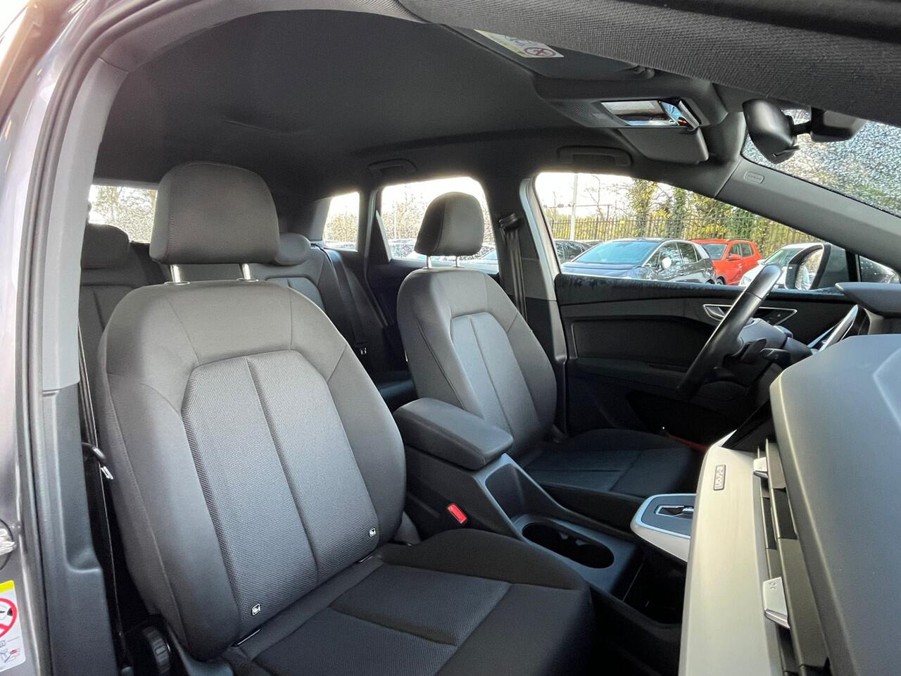 Audi Q4 e-tron 35 Launch edition 55 kWh / Elect. achterklep / Smartphone Interface / Stoelverwarming / 19 Inch