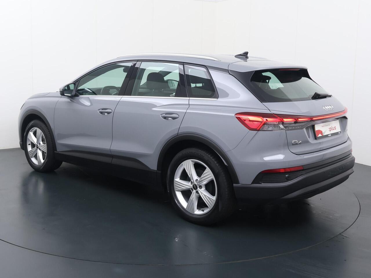 Audi Q4 e-tron 40 Edition 77 kWh | 204 PK | Gratis onderhoud t/m 3 aug. 2030 | SoH 95% | Matrix LED koplampen | Adaptieve Cruise control | Voorstoelen verwarmd |