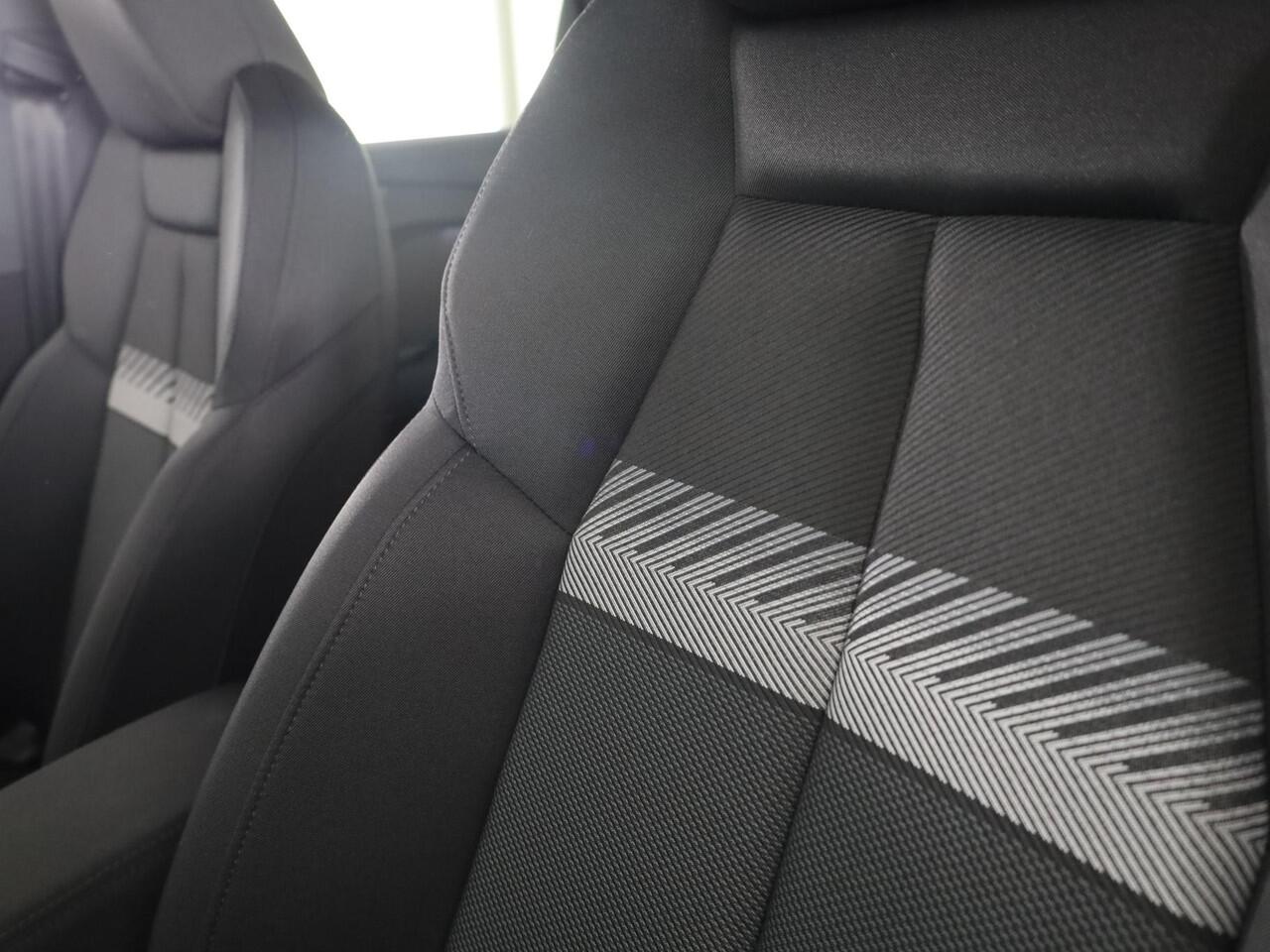 Audi Q4 e-tron 40 Advanced edition 63 kWh 204pk | Achteruitrijcamera | Assistentiepakket plus | Optiekpakket zwart plus | Privacy glas | Adaptive cruise control |