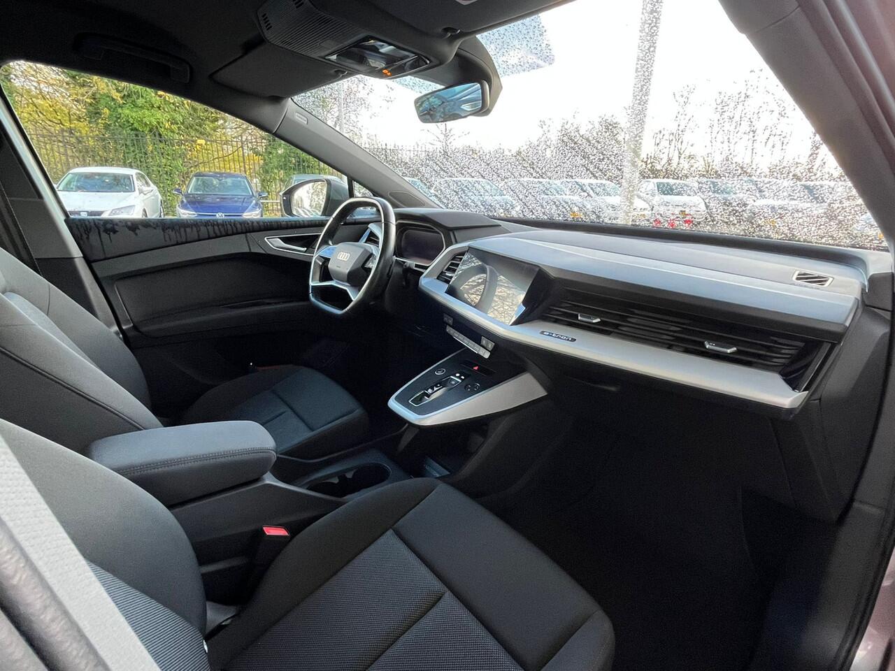 Audi Q4 e-tron 35 Launch edition 55 kWh / Elect. achterklep / Smartphone Interface / Stoelverwarming / 19 Inch