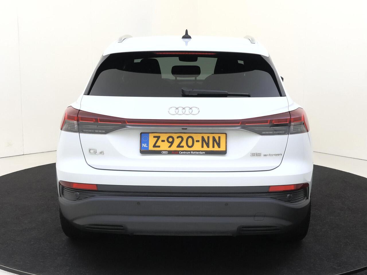 Audi Q4 e-tron 35 Launch edition Advanced 55 kWh | Achteruitrijcamera | Adaptieve cruise control | Dodehoek detectie | Stoelverwarming | Navigatie Plus | Elektrisch inklapbare buitenspiegels |