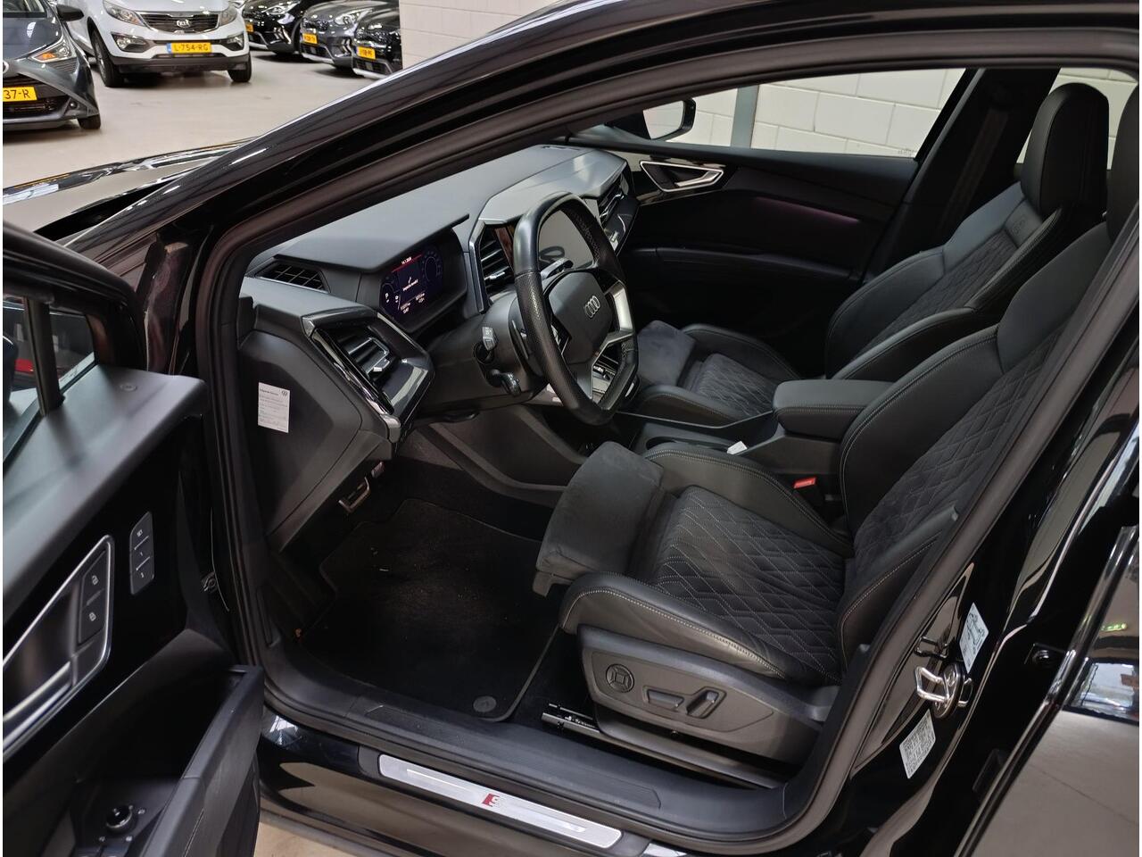 Audi Q4 e-tron 50 quattro Launch edition S Competition 77 kWh Black edition | 4x nieuwe all seasonbanden | alcatara