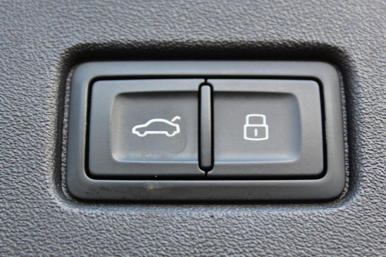 Audi Q4 e-tron 50 quattro S-Edition 77kWh. ELEKTRISCH ! Voorzien van diverse opties ! Autm. airco dual, navigatie, telefoonvoorb., elektr. panodak, LM wielen, DAB radio, camera, parkeersensoren, head-up display, elektr. achterklep, lederen int., stoel- en stuurwiel verw