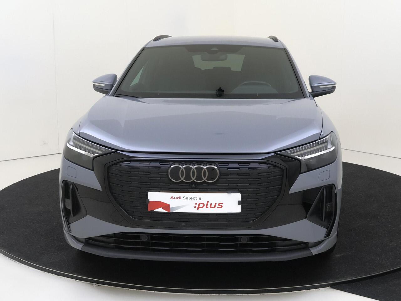 Audi Q4 e-tron 35 S edition 55 kWh | Parkeerassistent | Achteruitrijcamera | Stoelverwarming | Adaptieve cruise control | Navigatie Plus | LED matrix verlichting | Elektrische achterklep |