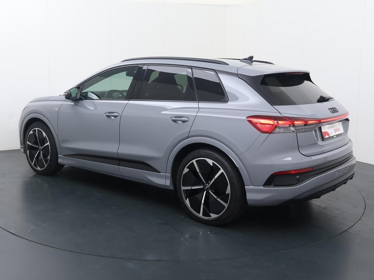 Audi Q4 e-tron 50 quattro Launch edition S Competition 77 kWh | 299 PK | SoH 89% | Warmtepomp | Head-up display | 21" LM velgen | S line | Matrix LED koplampen |