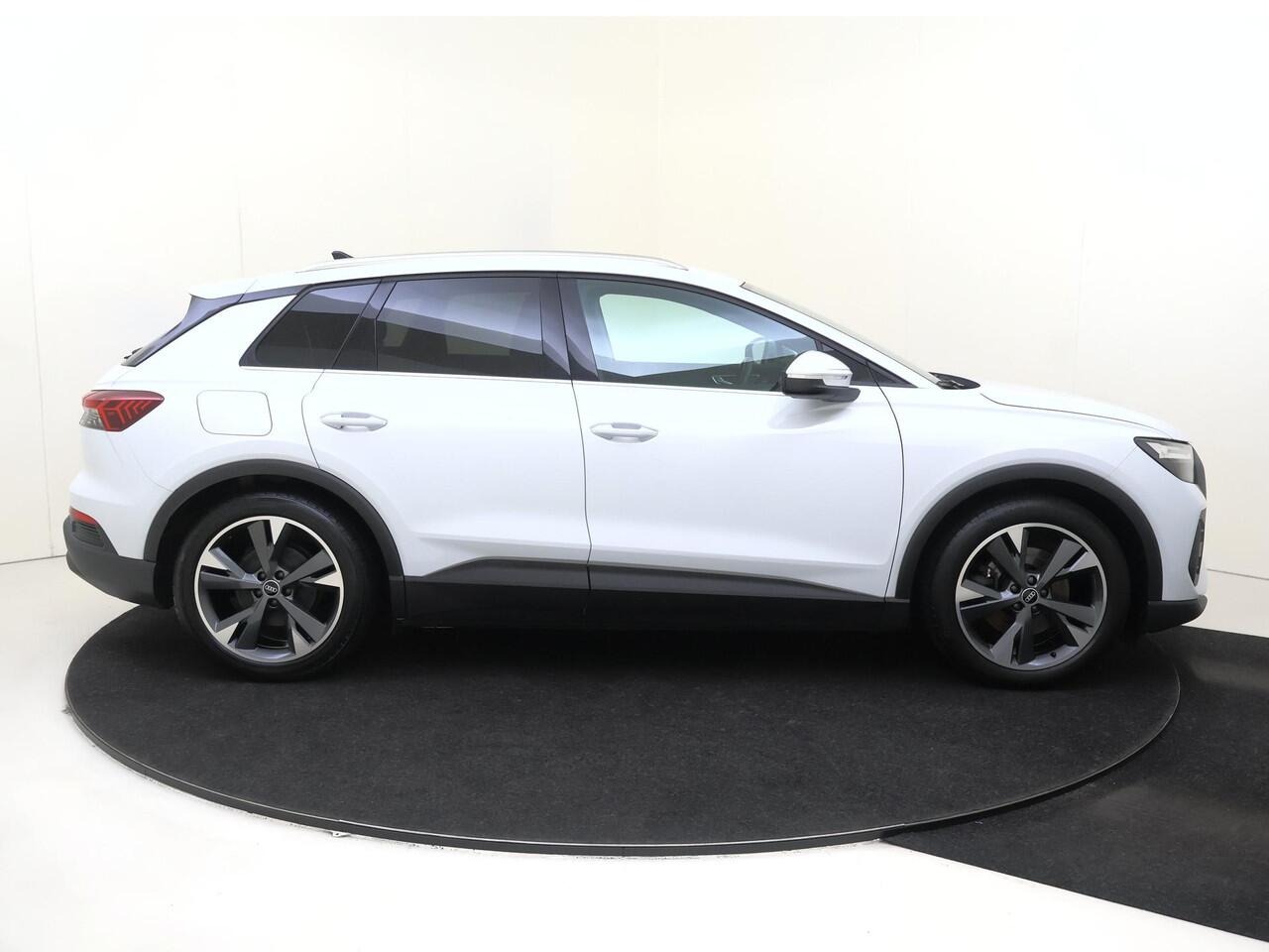 Audi Q4 e-tron 35 Launch edition Advanced 55 kWh | Achteruitrijcamera | Adaptieve cruise control | Dodehoek detectie | Stoelverwarming | Navigatie Plus | Elektrisch inklapbare buitenspiegels |