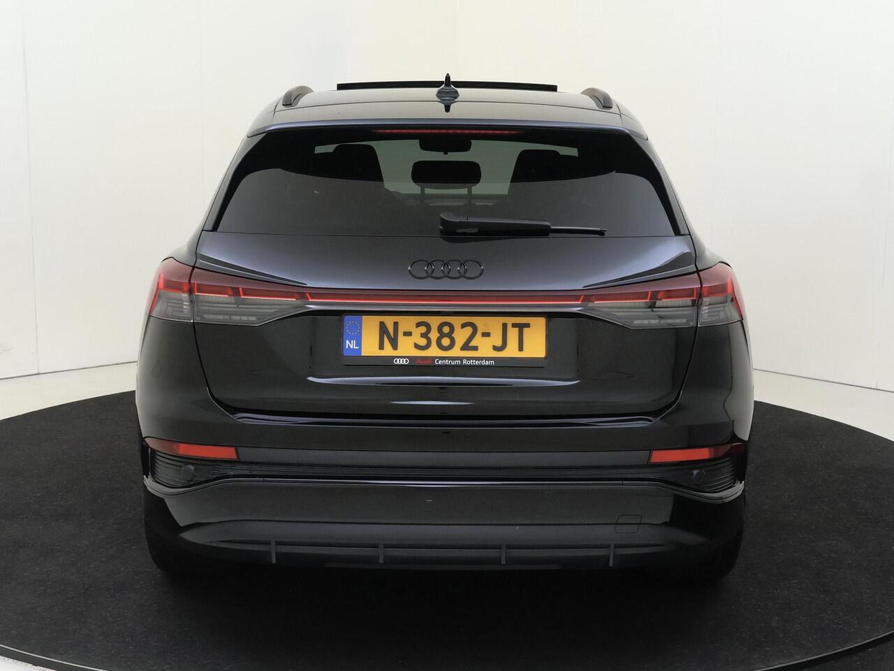 Audi Q4 e-tron 35 Launch edition S Competition 55 kWh | SOH 93%| Panoramadak | Achteruitrijcamera | LED matrix verlichting | Climate control | Stoelverwarming | Adaptieve cruise control | CarPlay |