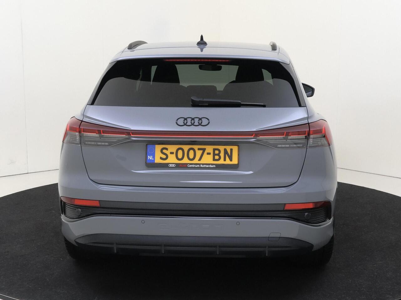 Audi Q4 e-tron 35 S edition 55 kWh | Parkeerassistent | Achteruitrijcamera | Stoelverwarming | Adaptieve cruise control | Navigatie Plus | LED matrix verlichting | Elektrische achterklep |