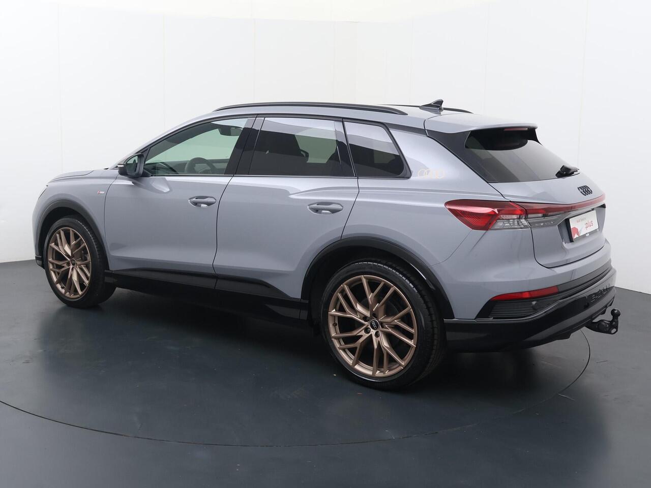 Audi Q4 e-tron 45 quattro S Edition 82 kWh | 286 PK | SoH 99% | Trekhaak | Elek. achterklep | Matrix LED koplampen | 21" LM velgen | Head-up Display |