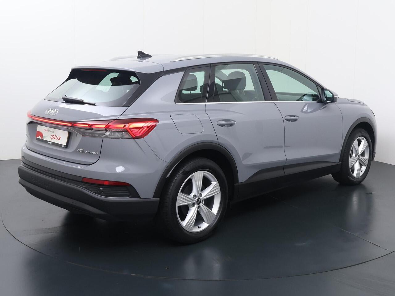 Audi Q4 e-tron 40 Edition 77 kWh | 204 PK | Gratis onderhoud t/m 3 aug. 2030 | SoH 95% | Matrix LED koplampen | Adaptieve Cruise control | Voorstoelen verwarmd |