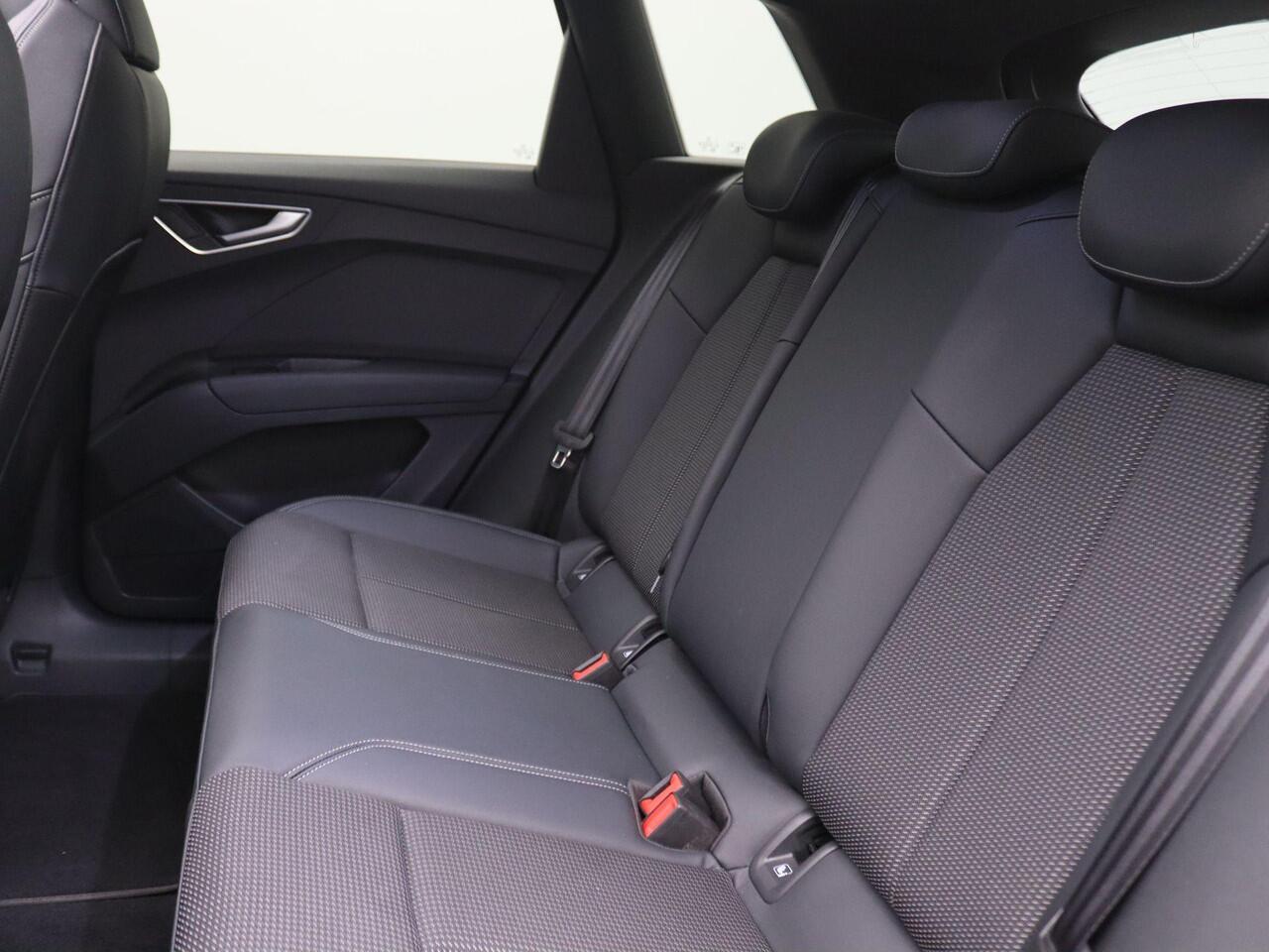 Audi Q4 e-tron 35 Launch edition S Competition 55 kWh 170PK Aut. Elektrisch glazen panorama-dak, Adaptieve Cruise Controle, Navi, Dynamic Pakket, Warmtepomp, Matrix LED-Verlichting, Stoelverwarming, 20" LM Velgen