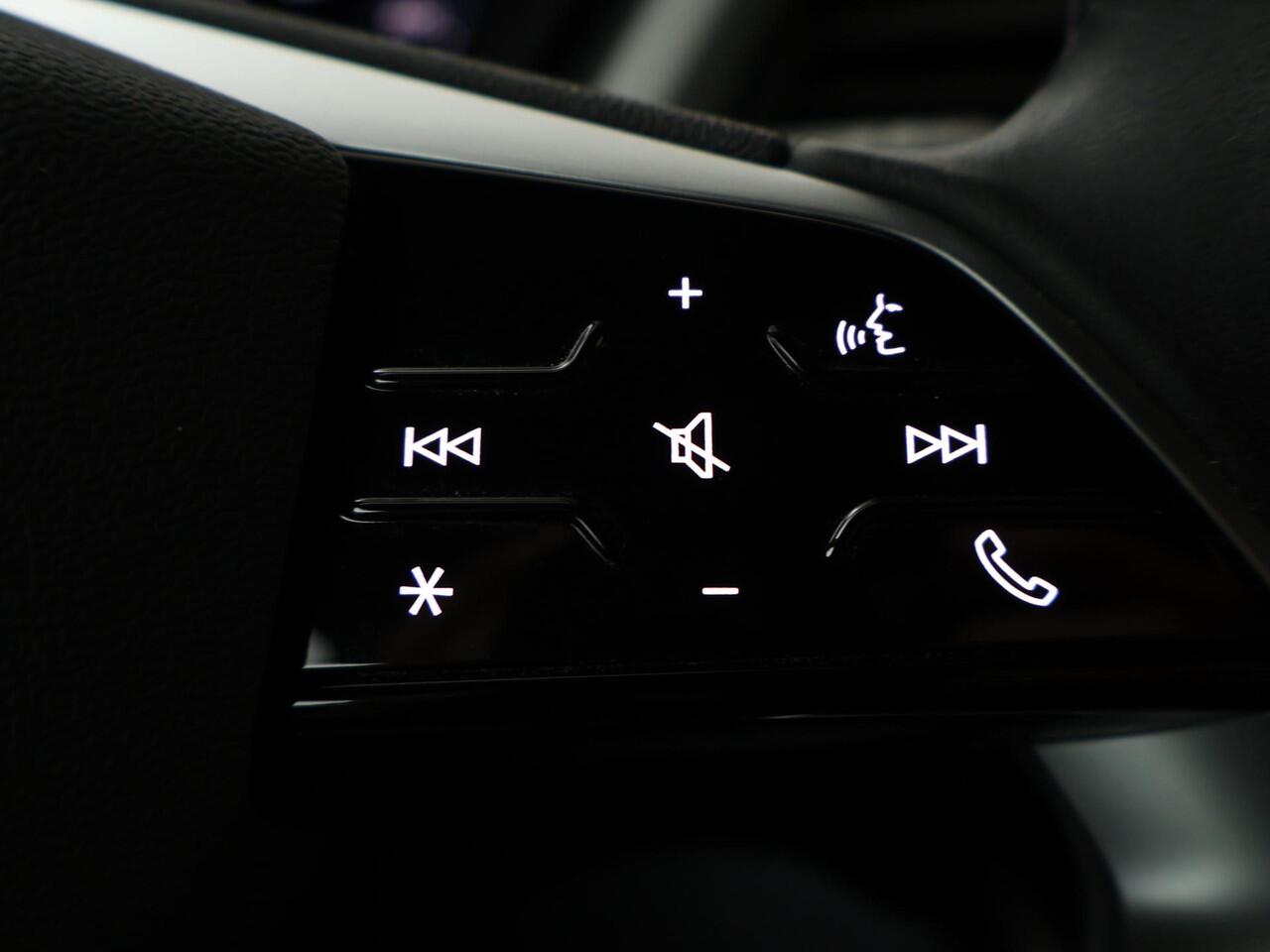 Audi Q4 e-tron 40 Edition 77 kWh | 204 PK | Gratis onderhoud t/m 3 aug. 2030 | SoH 95% | Matrix LED koplampen | Adaptieve Cruise control | Voorstoelen verwarmd |