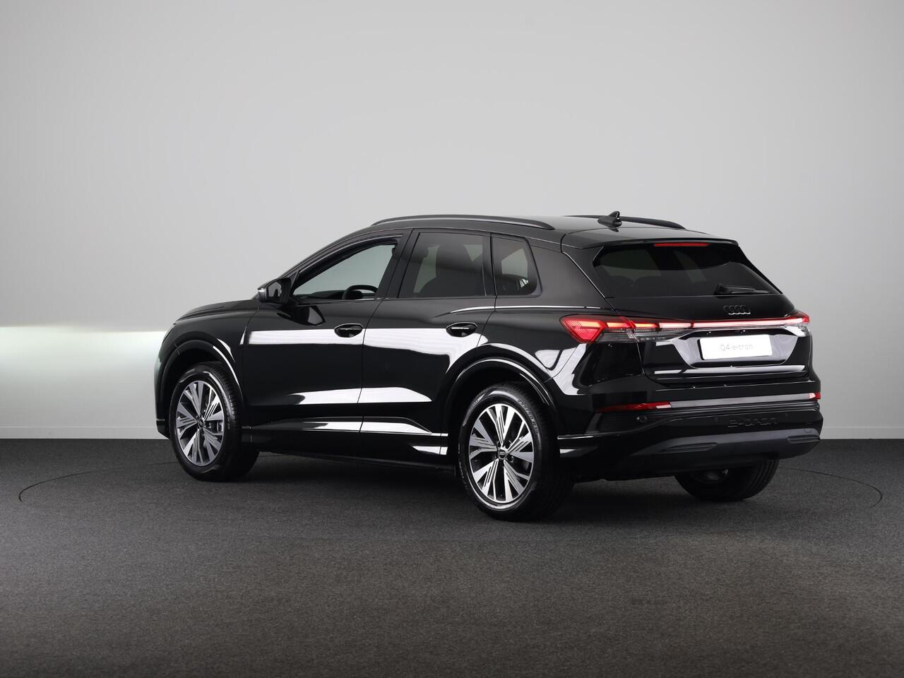 Audi Q4 e-tron 40 Advanced edition 63 kWh 204pk | Achteruitrijcamera | Assistentiepakket plus | Optiekpakket zwart plus | Privacy glas | Adaptive cruise control |