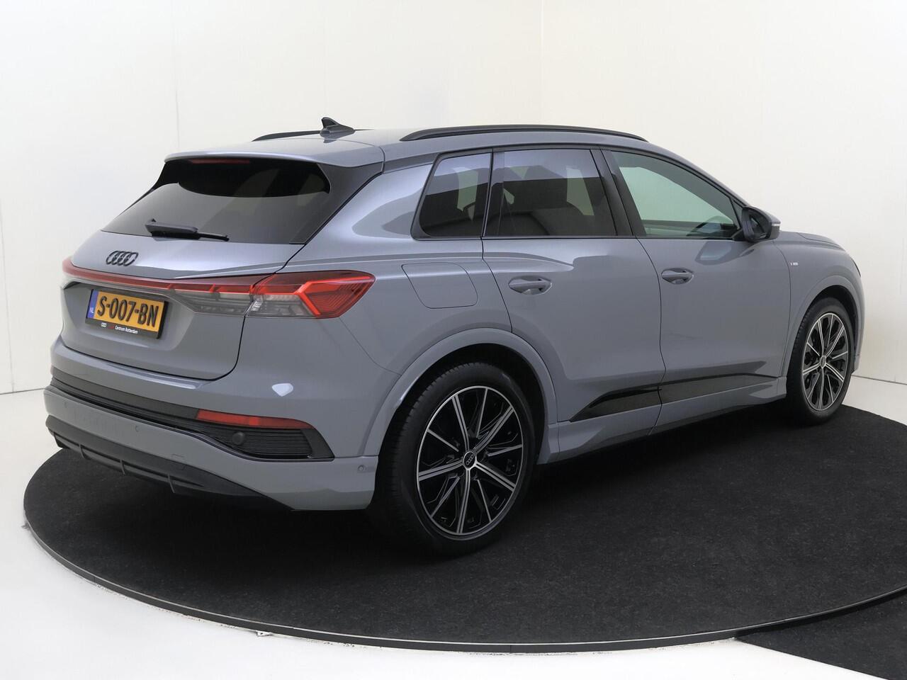 Audi Q4 e-tron 35 S edition 55 kWh | Parkeerassistent | Achteruitrijcamera | Stoelverwarming | Adaptieve cruise control | Navigatie Plus | LED matrix verlichting | Elektrische achterklep |