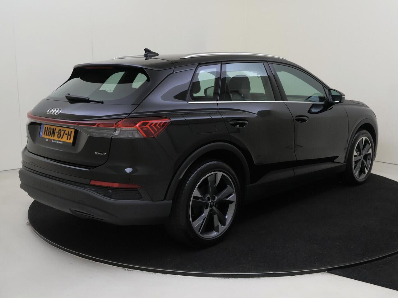 Audi Q4 e-tron 45 quattro S Edition 82 kWh | lederen bekleding | 20 inch LM velgen | Achteruitrijcamera | Verwarmbare voorstoelen | Elek. bedienbare achterklep