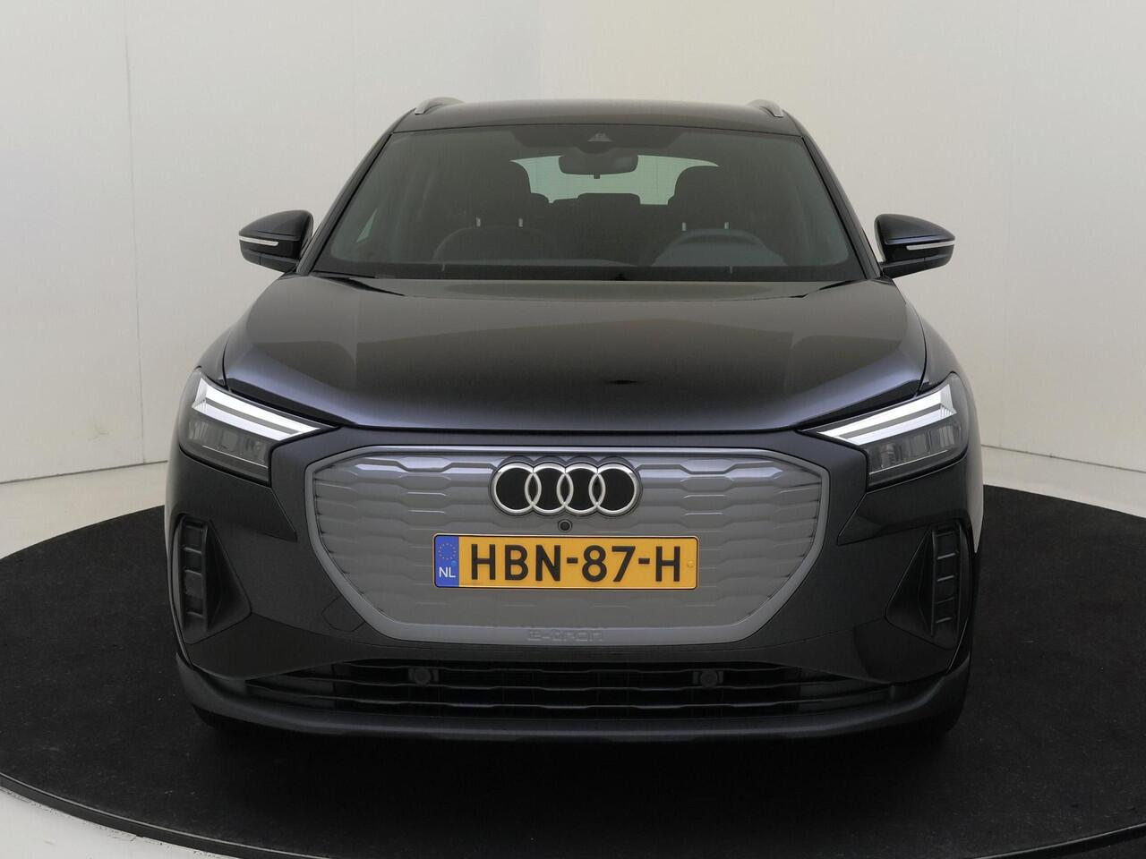 Audi Q4 e-tron 45 quattro S Edition 82 kWh | lederen bekleding | 20 inch LM velgen | Achteruitrijcamera | Verwarmbare voorstoelen | Elek. bedienbare achterklep