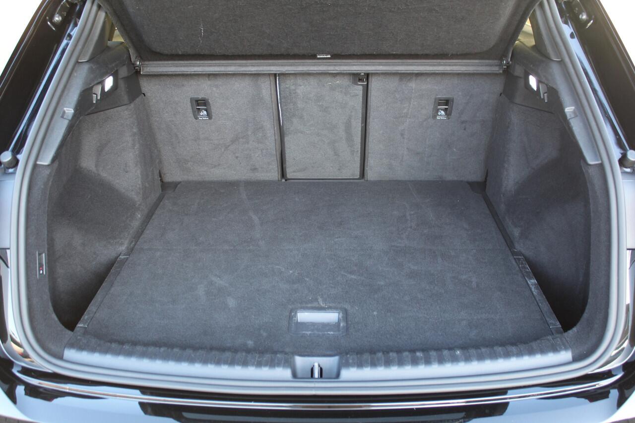 Audi Q4 e-tron 50 quattro S-Edition 77kWh. ELEKTRISCH ! Voorzien van diverse opties ! Autm. airco dual, navigatie, telefoonvoorb., elektr. panodak, LM wielen, DAB radio, camera, parkeersensoren, head-up display, elektr. achterklep, lederen int., stoel- en stuurwiel verw