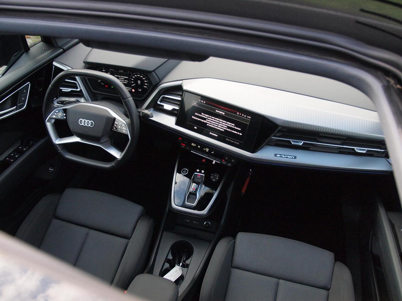 Audi Q4 e-tron 40 Launch edition Advanced Plus 77 kWh | Panoramadak | Camera | Trekhaak | Sfeerverlichting | Apple Carplay |