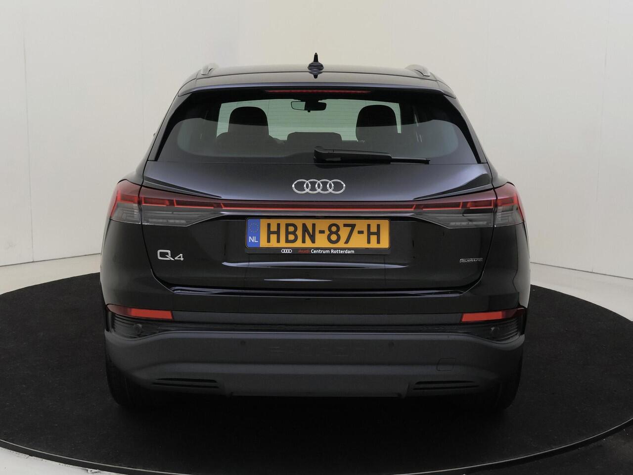 Audi Q4 e-tron 45 quattro S Edition 82 kWh | lederen bekleding | 20 inch LM velgen | Achteruitrijcamera | Verwarmbare voorstoelen | Elek. bedienbare achterklep
