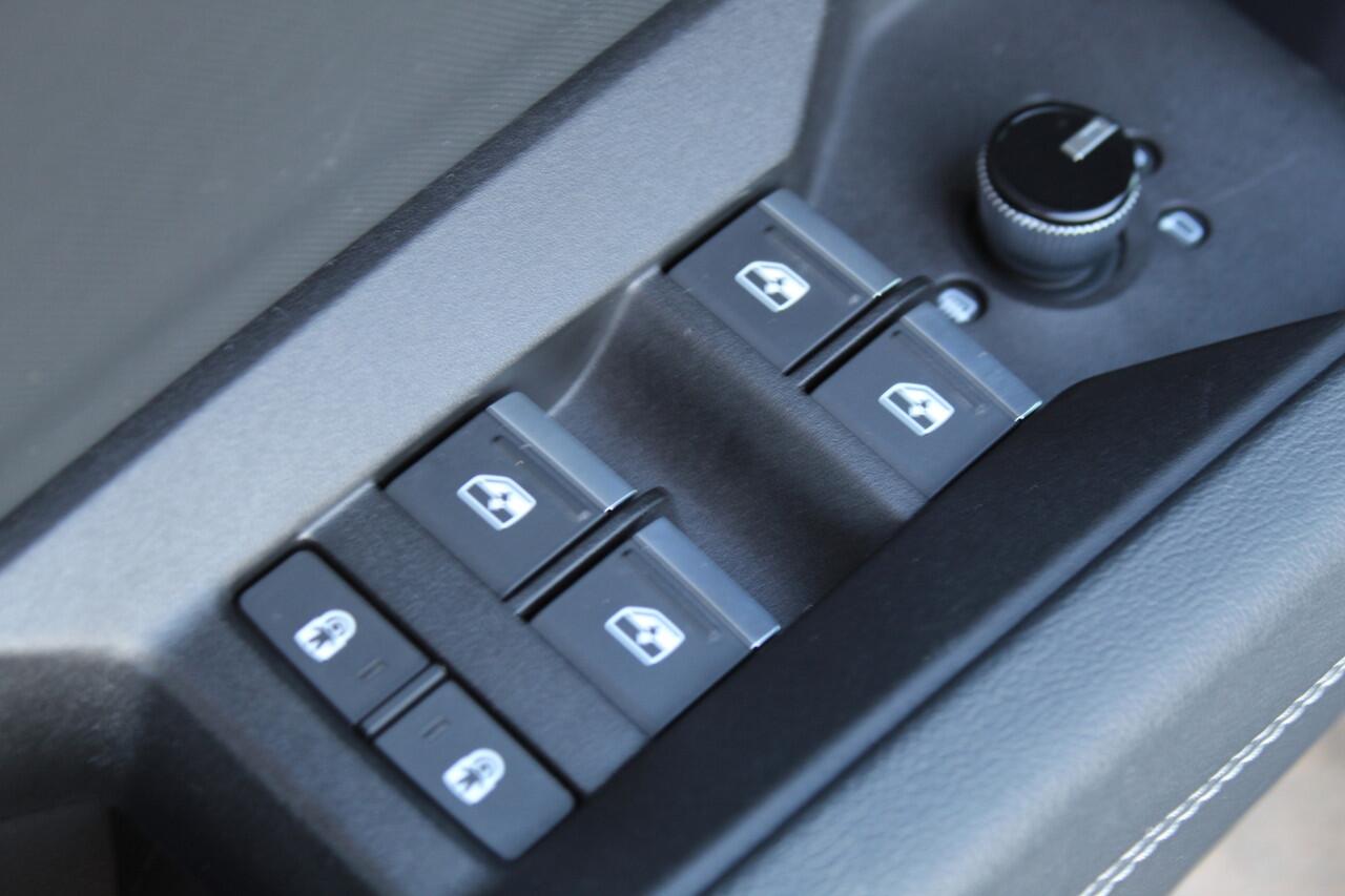 Audi Q4 e-tron 50 quattro S-Edition 77kWh. ELEKTRISCH ! Voorzien van diverse opties ! Autm. airco dual, navigatie, telefoonvoorb., elektr. panodak, LM wielen, DAB radio, camera, parkeersensoren, head-up display, elektr. achterklep, lederen int., stoel- en stuurwiel verw