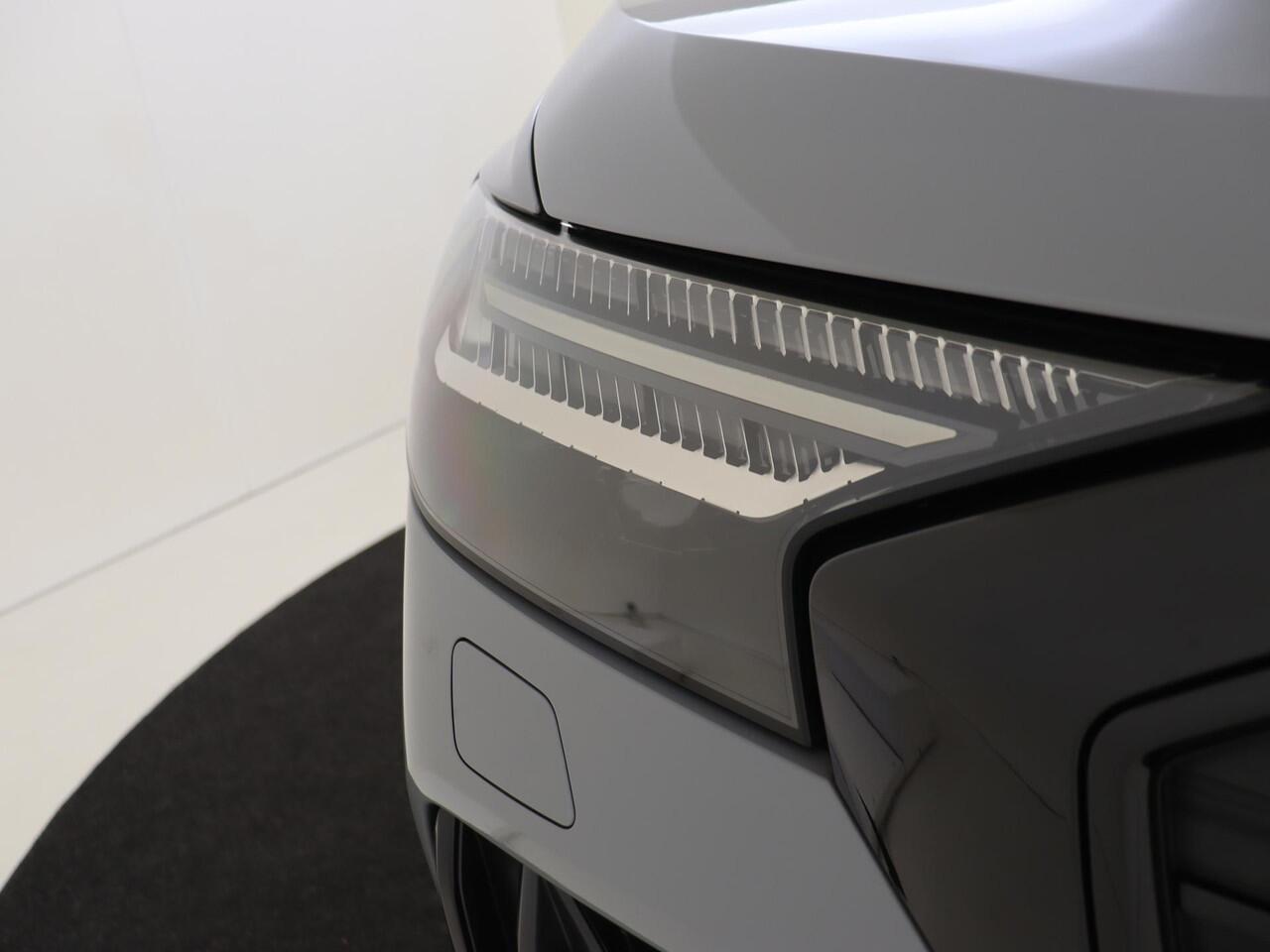 Audi Q4 e-tron 35 S edition 55 kWh | Parkeerassistent | Achteruitrijcamera | Stoelverwarming | Adaptieve cruise control | Navigatie Plus | LED matrix verlichting | Elektrische achterklep |