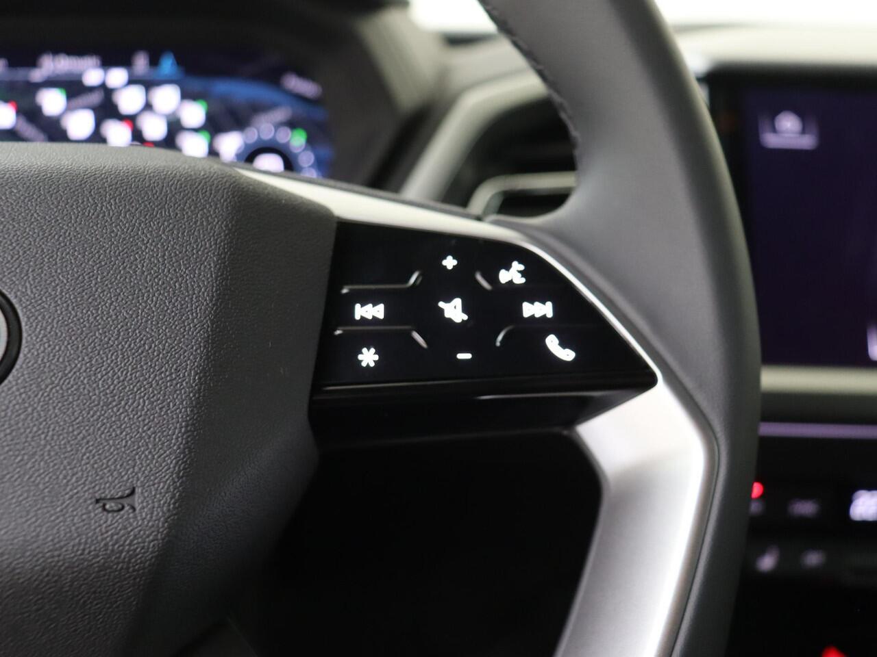 Audi Q4 e-tron 45 quattro Advanced edition 82 kWh | Achteruitrijcamera | LED Matrix | Stoelverwarming | Navigatie | Adaptieve cruise control | CarPlay | Elektrische achterklep |