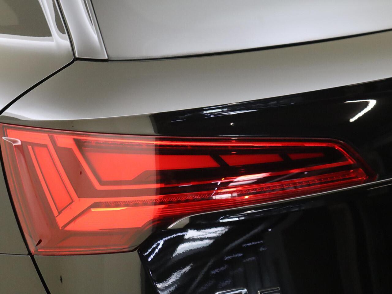 Audi Q5 50 TFSI e S edition | Panoramadak | 360 camera | Dodehoek detectie | LED matrix verlichting | Stoelverwarming | Parkeerasisstent | 3-zone airco | Navigatie Plus |