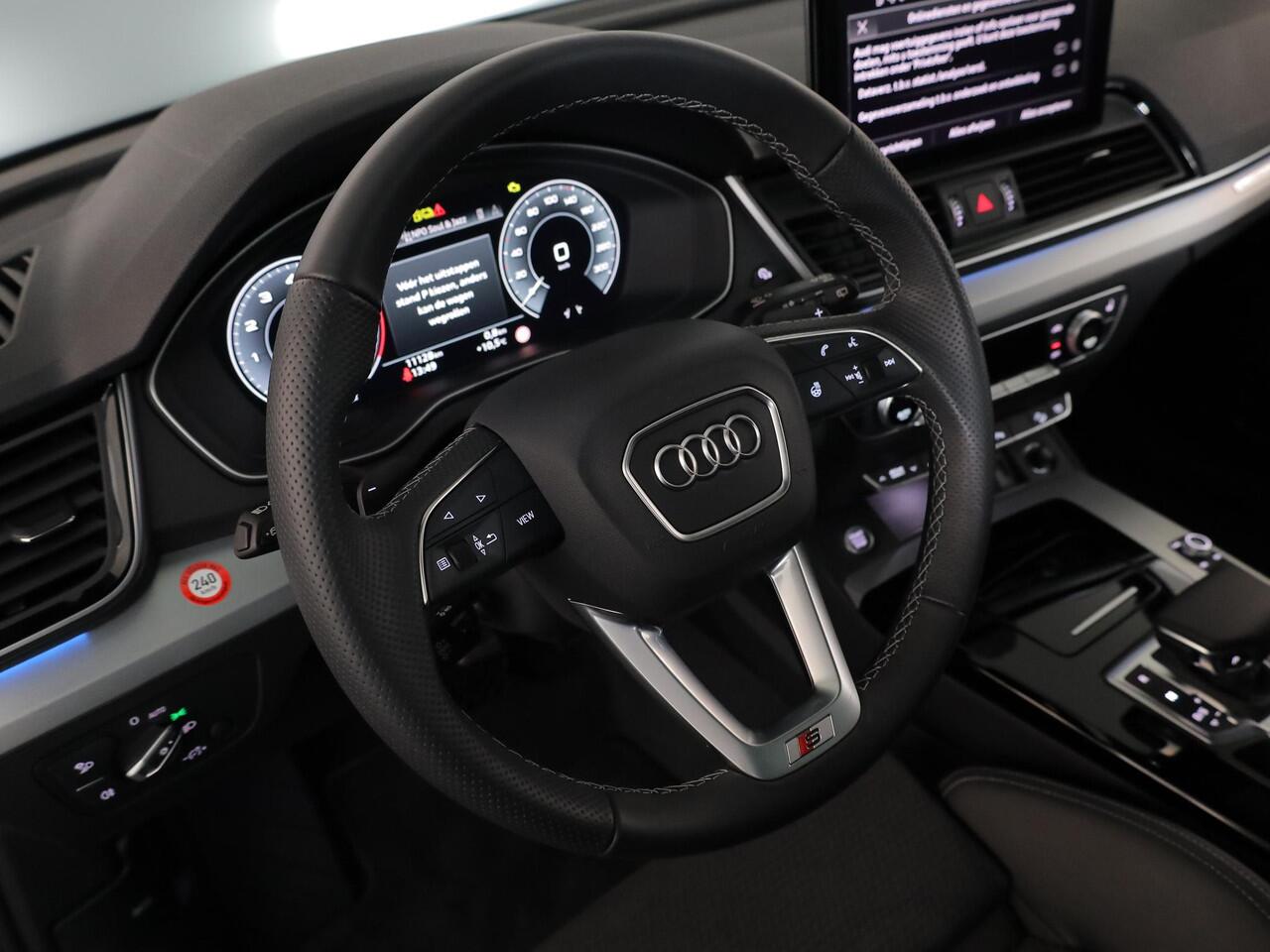 Audi Q5 55 TFSI e S edition Competition 367 pk S-tronic | Private lease vanaf ¤1044,-| Navigatie | Panoramadak | Trekhaak (wegklapbaar) | Parkeersensoren (Park assist) | Rondomzicht camera | S-Line |