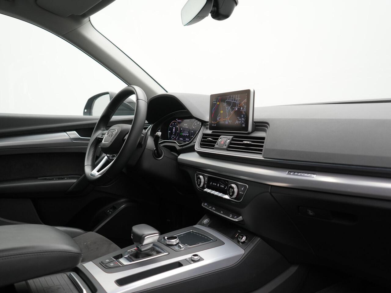 Audi Q5 50 TFSI e quattro S Line Plug In Hybrid 299pk Dealer O.H PHEV | Luchtvering | Trekhaak Af Fabriek | Adaptive Cruise | Camera | Virtual | Apple Carplay | Alcantara Sportstoelen Verwarmd | Keyless | Navigatie | DAB |