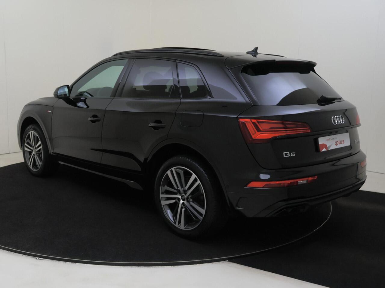 Audi Q5 50 TFSI e S edition | Panoramadak | 360 camera | Dodehoek detectie | LED matrix verlichting | Stoelverwarming | Parkeerasisstent | 3-zone airco | Navigatie Plus |