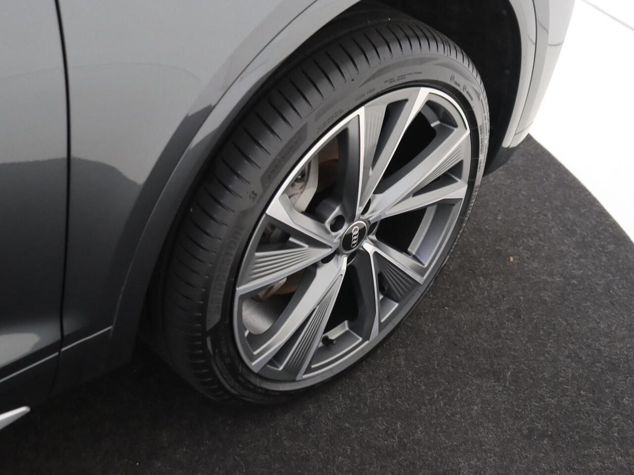 Audi Q5 Sportback 55 TFSI e S edition | Trekhaak | Achteruitrijcamera | 3-zone airco | LED matrix verlichting | Stoelverwarming | Adaptieve cruise control | Audi virtual cockpit |