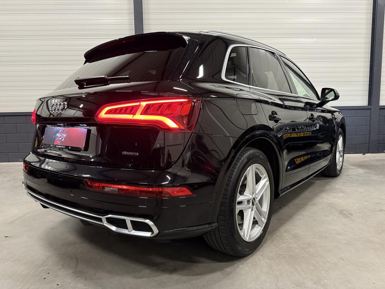 Audi Q5 55 TFSI e quattro Competition 367PK S-Line PANO/LUCHTVERING/TREKHAAK/360CAMERA/MASSAGE/KEYLESS/MATRIX/VIRTUAL/CARPLAY/SFEER/19"/PRIVACY/3X S-LINE/MYTHOSSCHWARZ METALLIC/VOLLEDIG AUDI DEALER HISTORIE,NET OH BEURT GEHAD BIJ 152.329KM