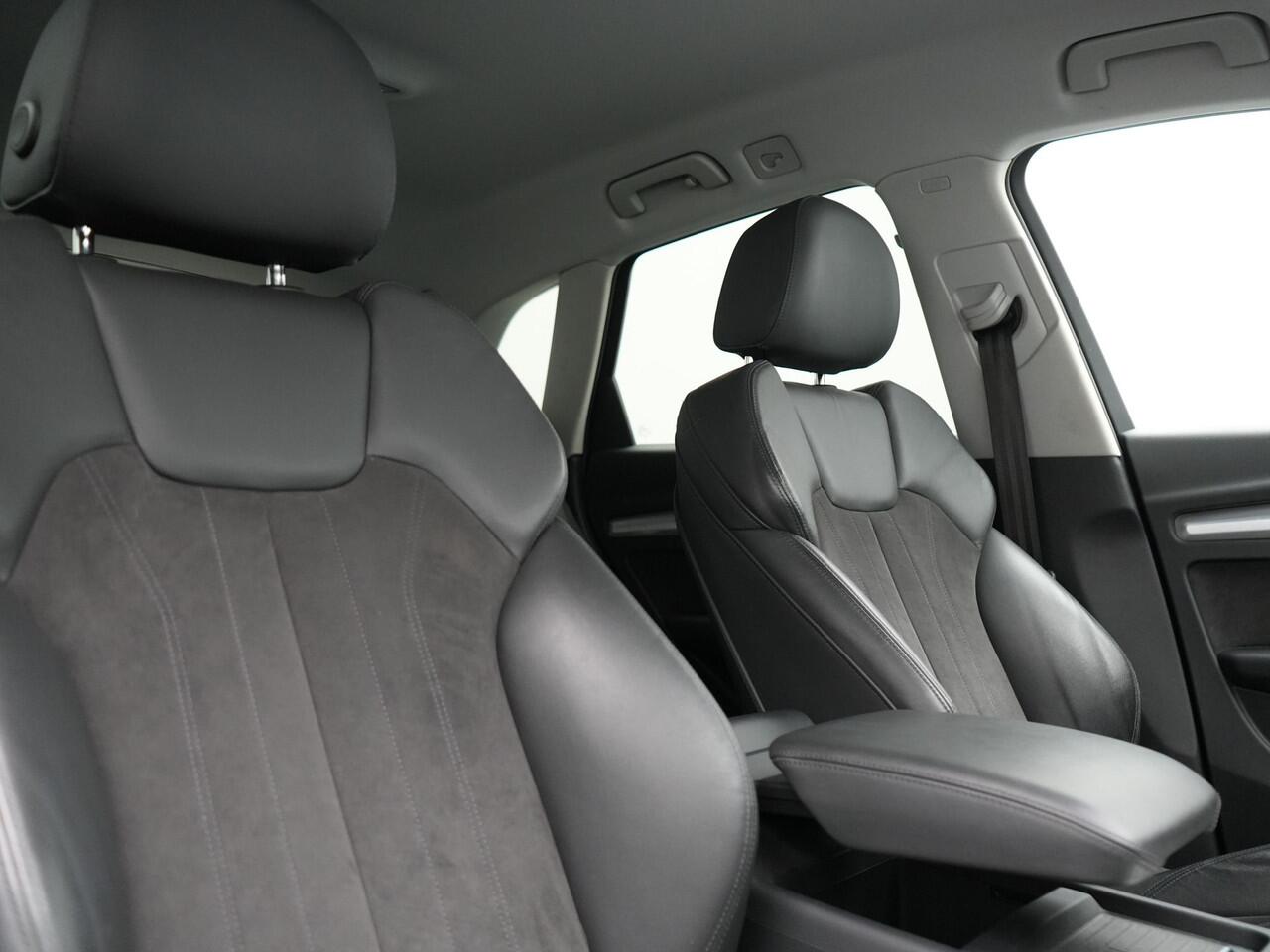 Audi Q5 50 TFSI e quattro S Line Plug In Hybrid 299pk Dealer O.H PHEV | Luchtvering | Trekhaak Af Fabriek | Adaptive Cruise | Camera | Virtual | Apple Carplay | Alcantara Sportstoelen Verwarmd | Keyless | Navigatie | DAB |