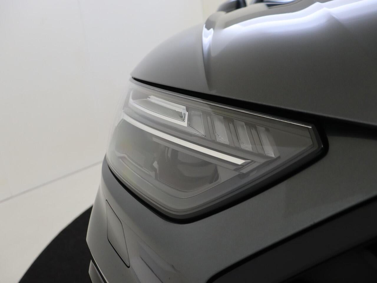 Audi Q5 50 TFSI e S edition | Panoramadak | Stoelverwarming | Optiek zwart Plus | LED matrix verlichting | Navigatie Plus | Virtual cockpit Plus | Achteruitrijcamera |