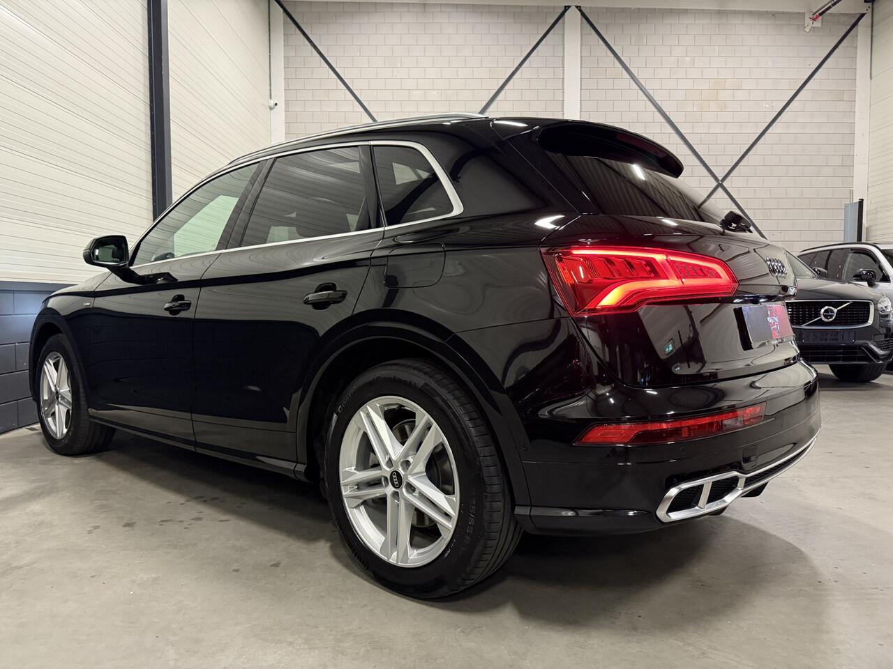 Audi Q5 55 TFSI e quattro Competition 367PK S-Line PANO/LUCHTVERING/TREKHAAK/360CAMERA/MASSAGE/KEYLESS/MATRIX/VIRTUAL/CARPLAY/SFEER/19"/PRIVACY/3X S-LINE/MYTHOSSCHWARZ METALLIC/VOLLEDIG AUDI DEALER HISTORIE,NET OH BEURT GEHAD BIJ 152.329KM
