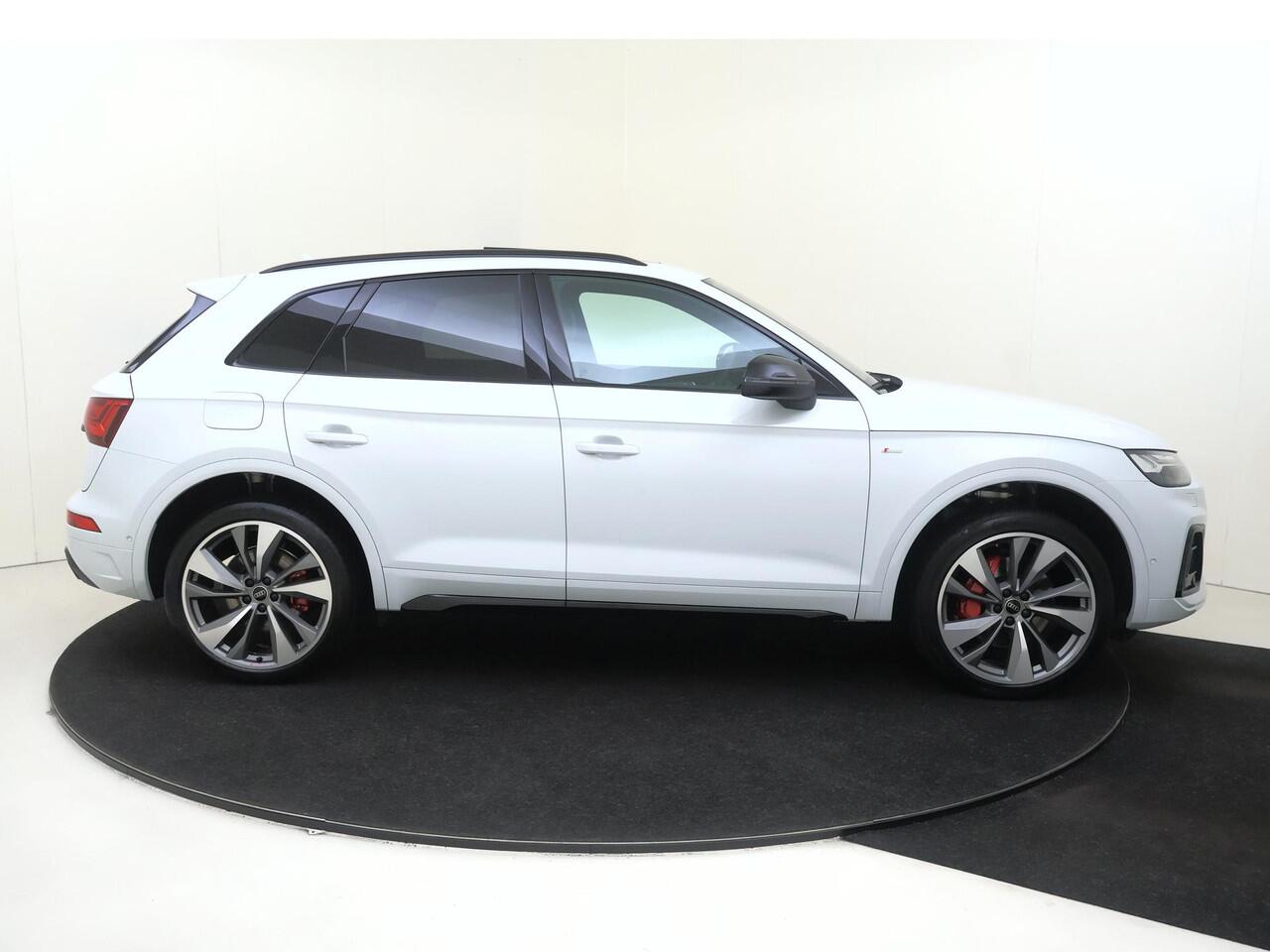 Audi Q5 55 TFSI e S edition Competition | Panoramadak | Trekhaak | Head-up display | Lederen bekleding 'Valcona' | Bang & Olufsen | Parkeerassistent | 360 camera | Stoelverwarming voor en achter |