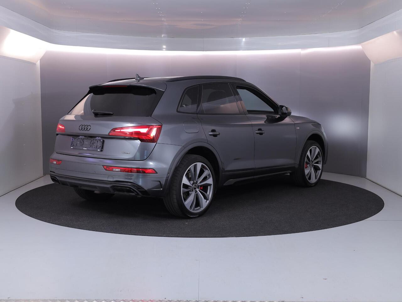 Audi Q5 55 TFSI e S edition Competition 367 pk S-tronic | Private lease vanaf ¤1044,-| Navigatie | Panoramadak | Trekhaak (wegklapbaar) | Parkeersensoren (Park assist) | Rondomzicht camera | S-Line |