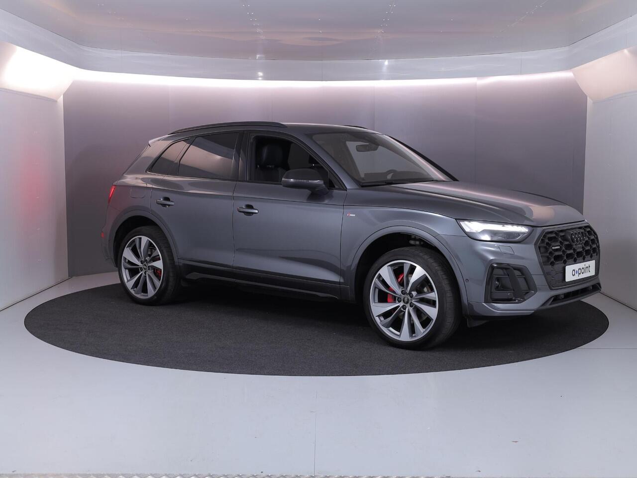 Audi Q5 55 TFSI e S edition Competition 367 pk S-tronic | Private lease vanaf ¤1044,-| Navigatie | Panoramadak | Trekhaak (wegklapbaar) | Parkeersensoren (Park assist) | Rondomzicht camera | S-Line |