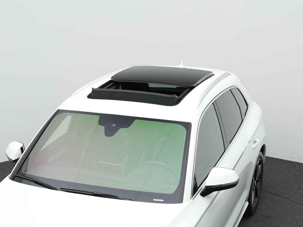 Audi Q5 55 TFSI e 367 pk S-tronic quattro Competition / S-Line | Panoramadak | Trekhaak | Luchtvering | Bang & Olufsen | Matrix LED | Leder/alcantara