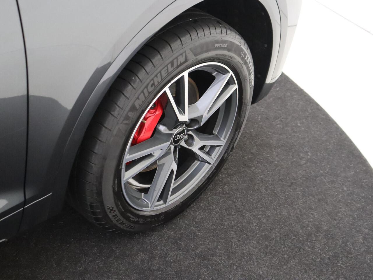 Audi Q5 50 TFSI e S edition | Panoramadak | Stoelverwarming | Optiek zwart Plus | LED matrix verlichting | Navigatie Plus | Virtual cockpit Plus | Achteruitrijcamera |