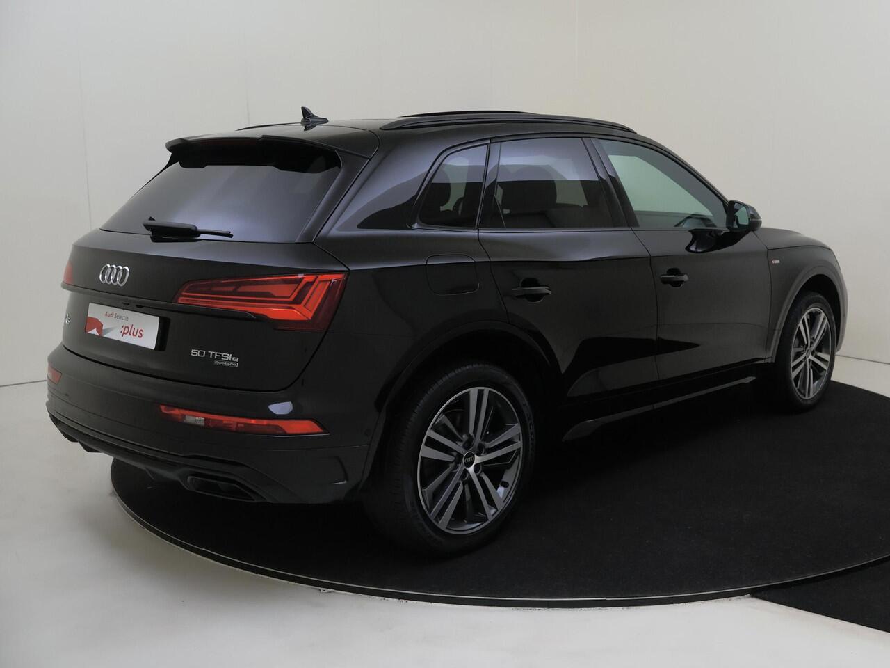 Audi Q5 50 TFSI e S edition | Panoramadak | 360 camera | Dodehoek detectie | LED matrix verlichting | Stoelverwarming | Parkeerasisstent | 3-zone airco | Navigatie Plus |