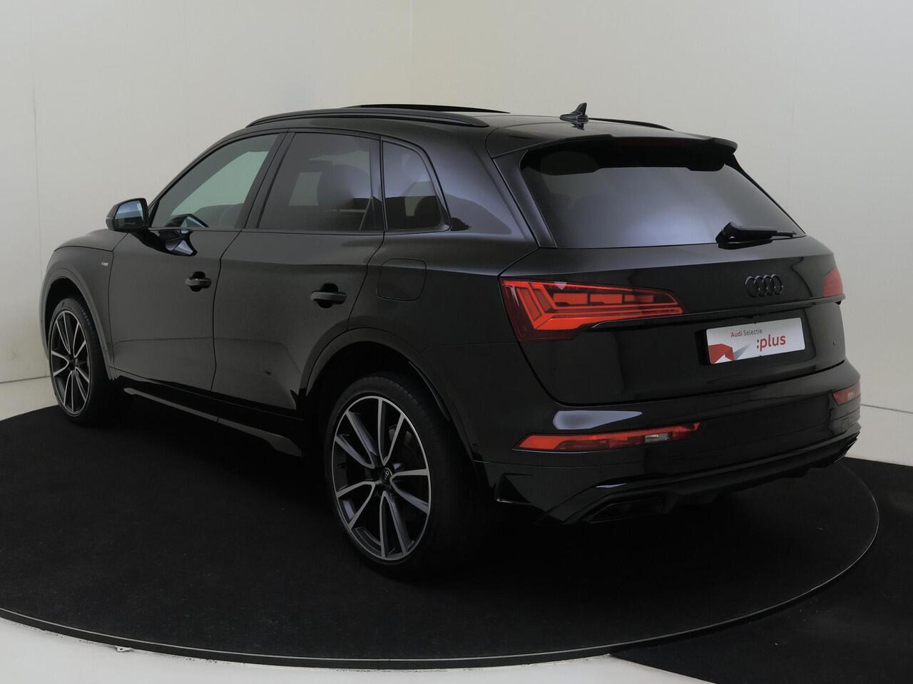 Audi Q5 55 TFSI e S edition Competition | Panoramadak | Bang & Olufsen | Lederen bekleding 'Valcona' | 360 camera | Dodehoek detectie | Parkeerasisstent | Stoel- en stuurwielverwarming |