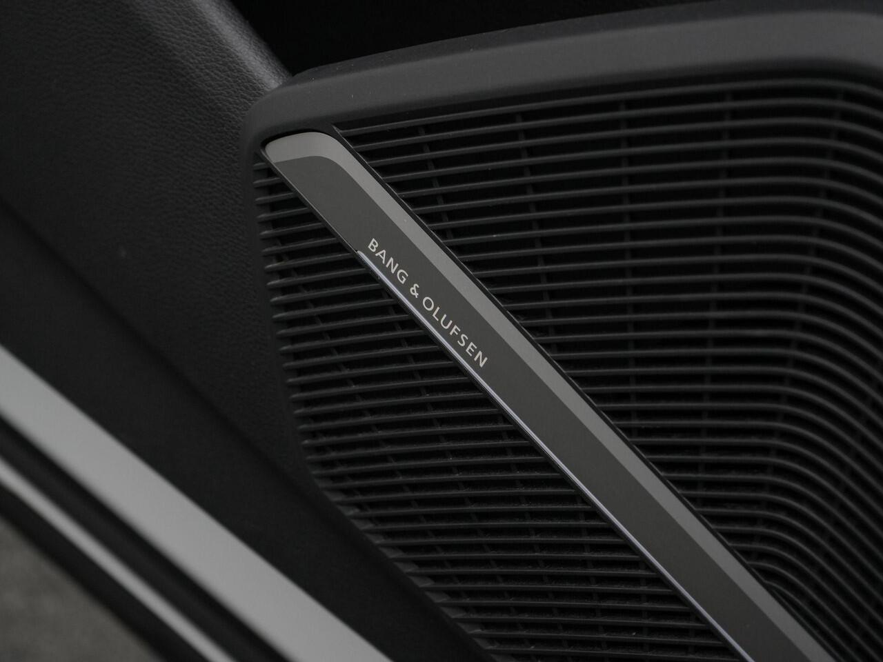 Audi Q5 55 TFSI e 367 pk S-tronic quattro Competition / S-Line | Panoramadak | Trekhaak | Luchtvering | Bang & Olufsen | Matrix LED | Leder/alcantara