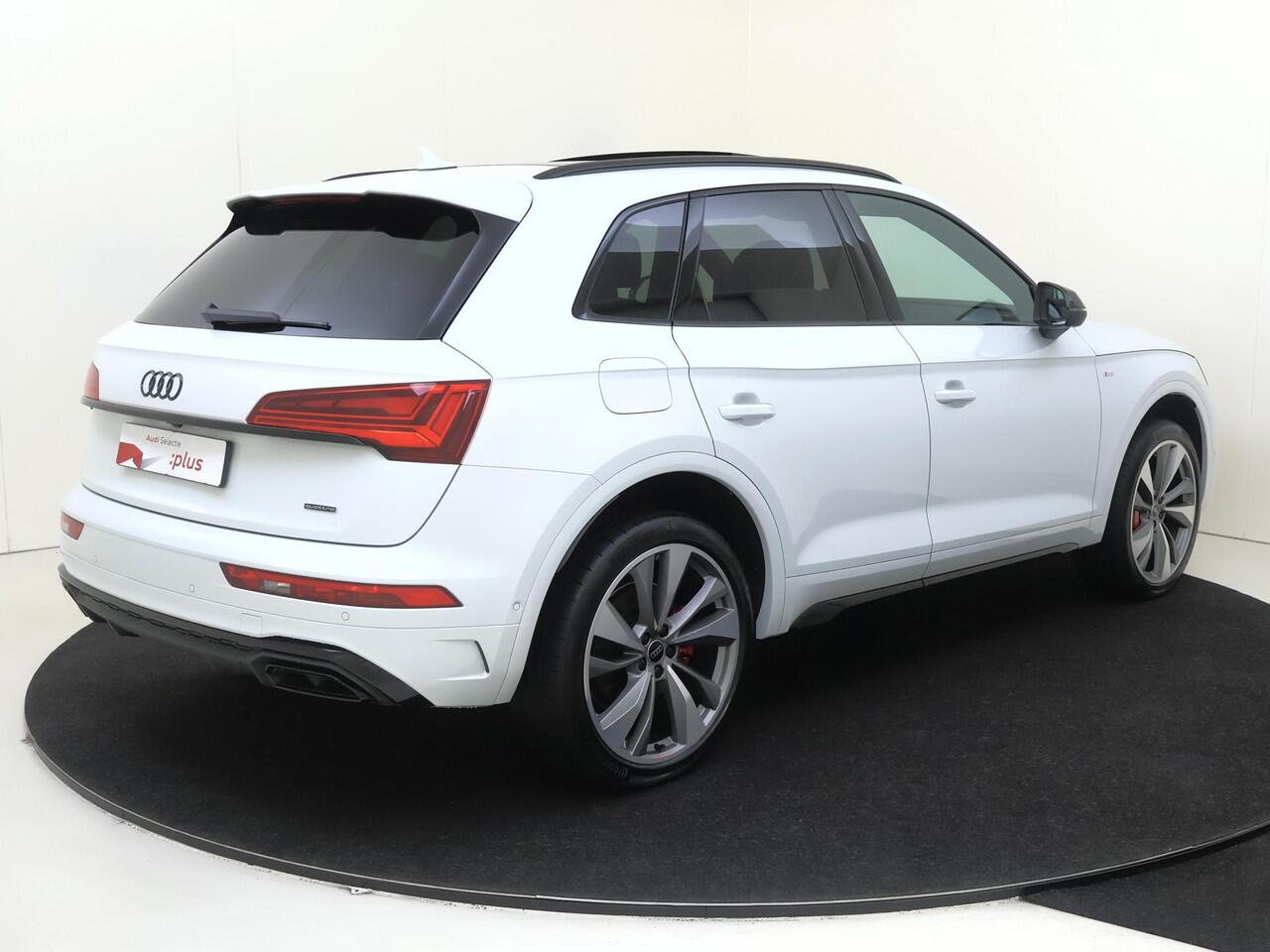 Audi Q5 55 TFSI e S edition Competition | Panoramadak | Trekhaak | Head-up display | Lederen bekleding 'Valcona' | Bang & Olufsen | Parkeerassistent | 360 camera | Stoelverwarming voor en achter |