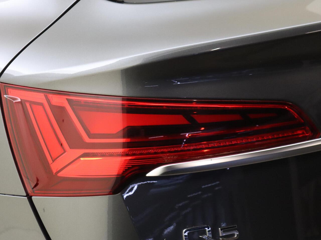 Audi Q5 Sportback 55 TFSI e S edition | Trekhaak | Achteruitrijcamera | 3-zone airco | LED matrix verlichting | Stoelverwarming | Adaptieve cruise control | Audi virtual cockpit |