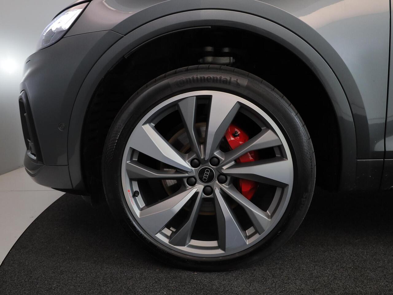 Audi Q5 55 TFSI e S edition Competition 367 pk S-tronic | Private lease vanaf ¤1044,-| Navigatie | Panoramadak | Trekhaak (wegklapbaar) | Parkeersensoren (Park assist) | Rondomzicht camera | S-Line |